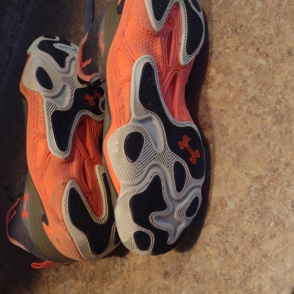 UNDER ARMOUR BOY'S SNEAKERS.  GENTLY WORN. Great color combination. - Picture 5 of 9